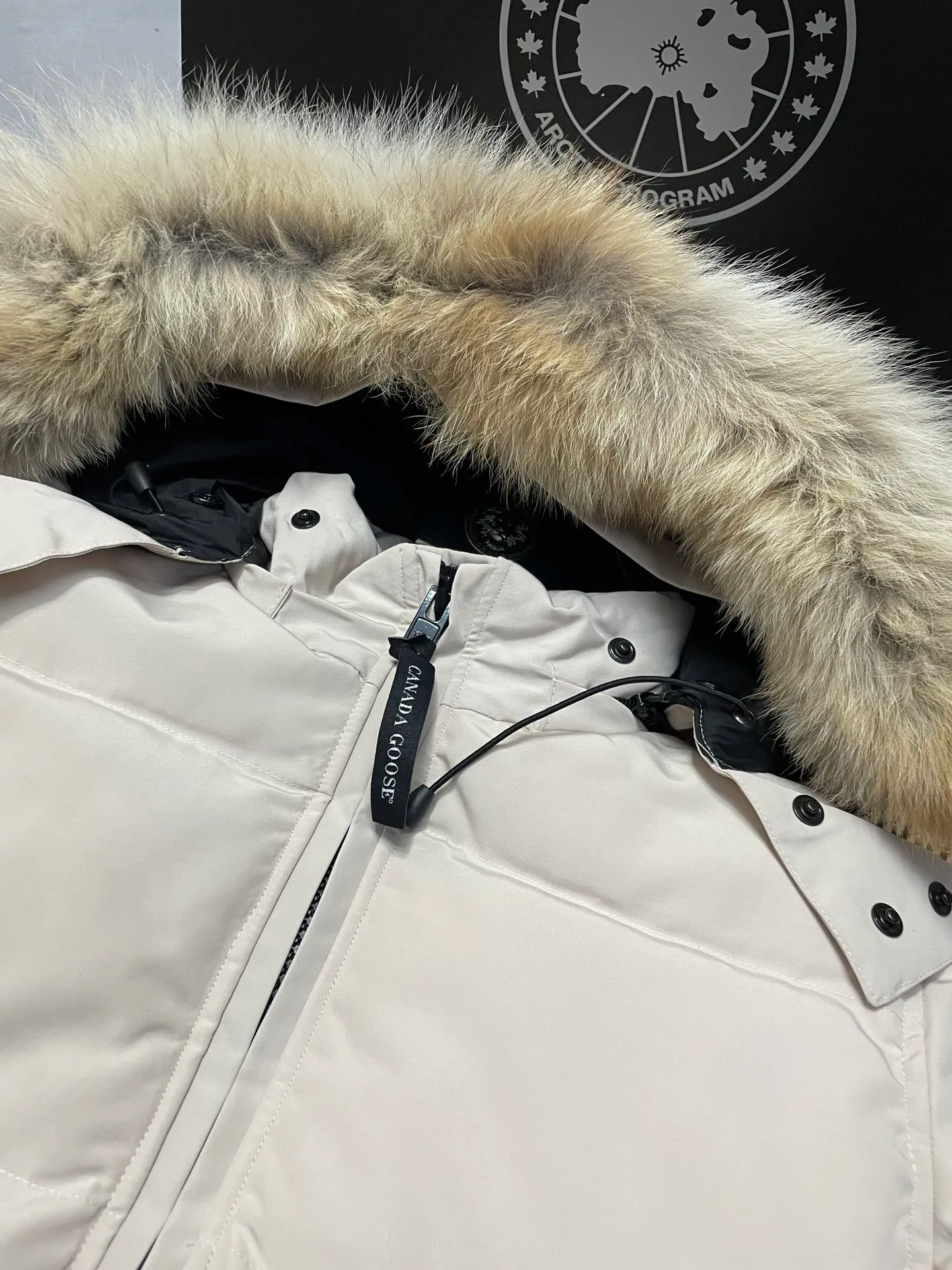 P880 off-white Canadian CANADA GOOES 04 model/women's model. The Arctic and Antarctic scientific expedition teams and others choose Canada Goose as their cold-proof equipment, the Rolls-Royce of down jackets.  ➖ Industry-leading anti-counterfeiting chip sensing.  ➖ Imported Behringer embroidery machines and customized embroidery labels, the highest level and industry leading.  ➖ Imported Korean 21-count polyester-cotton blended original fabric, TC85 waterproof coated fabric, water-repellent, windproof and wear-resistant.  ➖ The new national standard 80 white duck down is filled with an average of 520 grams of down. The amount of down filled is industry-leading.  ➖ 100% nylon lining with double double-layer sealing design to prevent velvet running, and seamless thread design on the cuffs!  ➖ Western Canadian Green Wolf Collar.  ➖ Yoshida YKK provides original factory-customized electroplated sliders. YKK two-way lockable zippers are tight and smooth and do not peel off paint.  ➖ 3M composite Velcro is durable and the accessories and hardware are all custom-made. Only for the purest goose, the most dedicated, the most professional, the highest quality, the highest cost performance!    SIZE:XS-XXL